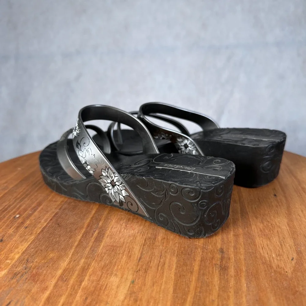 Ipanema Wedge Sandals Women Size 8 Black Silver Floral Platform Flip Flops Good